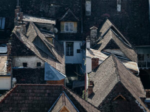 toits-maisons-centre-ancien-sighisoara-roumanie