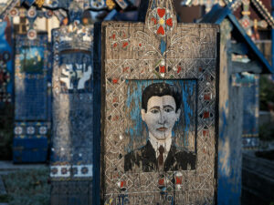 tombe-art-naif-cimetiere-joyeux-sapanta-roumanie