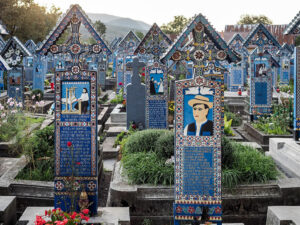 tombes-couleurs-cimetiere-joyeux-sapanta-roumanie