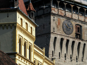 tour-horloge-immeuble-jaune-centre-sighisoara-roumanie