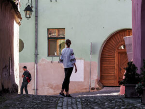 touriste-rue-centre-ancien-sighisoara-roumanie