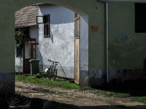 velo-maison-blanche-rue-viscri-roumanie