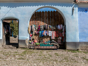 vente-artisan-maison-bleue-rue-viscri-roumanie