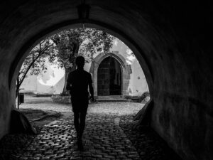 visiteur-entree-eglise-fortifiee-prejmer-roumanie
