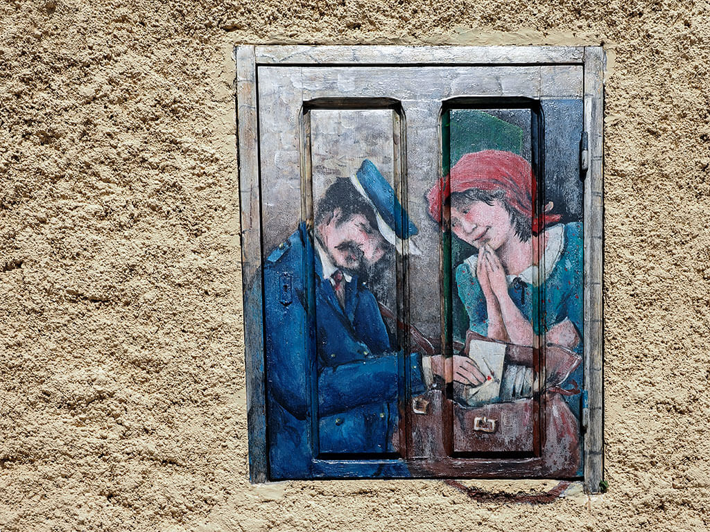 volets-peints-facteur-rue-roubion-gr52a-alpes-maritimes