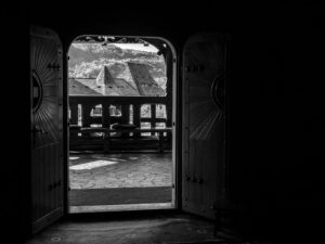 vue-fenetre-monastere-barsana-maramures-roumanie