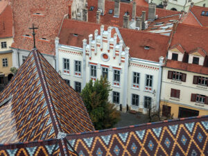 vue-hauteur-cathedrale-santa-maria-centre-ancien-sibiu-roumanie