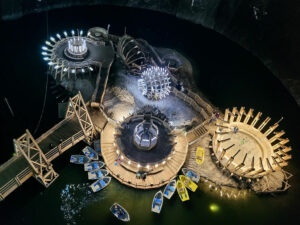 vue-verticale-chambre-basse-lac-mine-sel-turda-roumanie