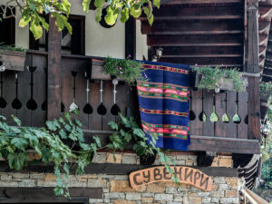 balcon-maison-traditionnelle-lechten-bulgarie