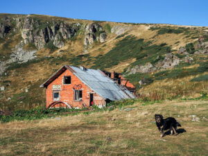 batiment-brique-abandonne-sentier-lacs-rila-bulgarie