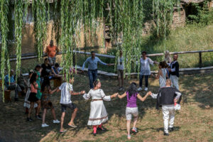 bulgares-danse-traditionnelle-lechten-bulgarie