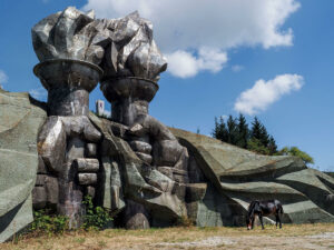 cheval-flamme-eternelle-monument-bouzloudja-bulgarie