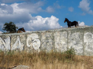 chevaux-monument-bouzloudja-bulgarie