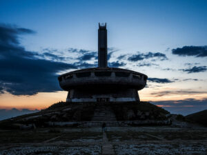 coucher-soleil-monument-bouzloudja-bulgarie