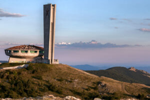 coucher-soleil-monument-bouzloudja-bulgarie