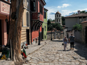 couple-marchent-rue-pavee-centre-ancien-plovdiv-bulgarie