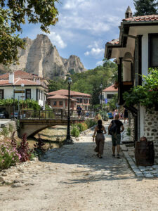 couple-promeneurs-rue-melnik-bulgarie