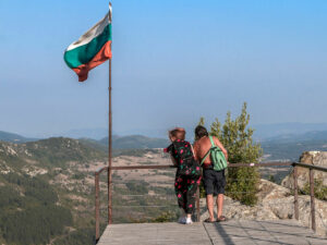 couple-sommet-cite-antique-perperikon-bulgarie