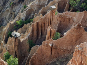 demoiselles-coiffees-pyramides-stob-bulgarie