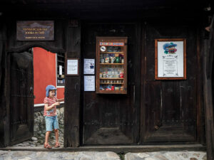 enfant-entree-maison-rue-koprivchtitsa-bulgarie