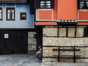 enfants-assis-maisons-colorees-koprivchtitsa-bulgarie