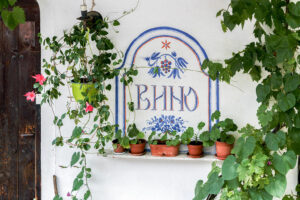 enseigne-facade-maison-melnik-bulgarie