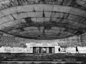 entree-monument-bouzloudja-bulgarie