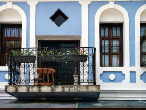 facade-maison-bleue-melnik-bulgarie