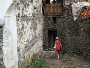 femme-agee-rouge-rue-kovatchevitza-bulgarie