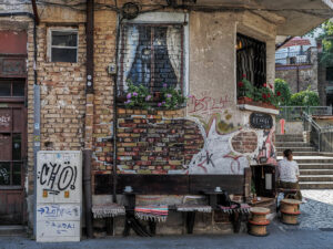 femme-assise-cafe-rue-plovdiv-bulgarie