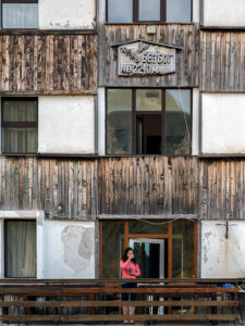 femme-balcon-refuge-bezbog-bulgarie