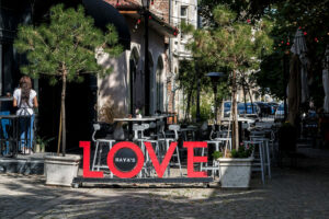 femme-bar-enseigne-love-rue-plovdiv-bulgarie