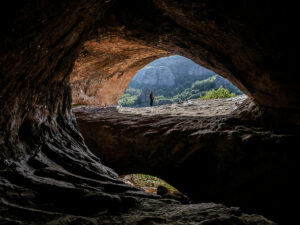 femme-ouverture-grotte-lepenista-belogradtchik-bulgarie