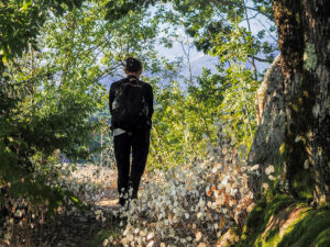 femme-sentier-grotte-lepenista-belogradtchik-bulgarie