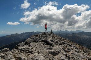 femme-sommet-mont-virhen-bulgarie
