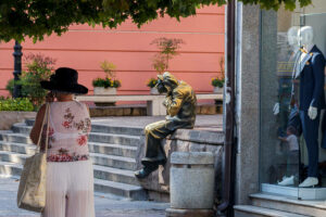 femme-telephone-statue-milyo-plovdiv-bulgarie
