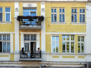 femmes-assises-balcon-batiment-jaune-plovdiv-bulgarie