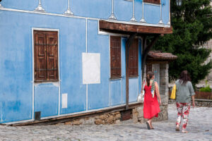 femmes-marchent-rue-koprivchtitsa-bulgarie