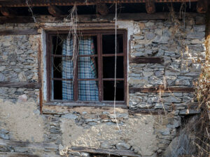fenetre-maison-ancienne-lechten-bulgarie
