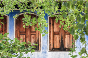 fenetre-volets-bois-maison-bleue-koprivchtitsa-bulgarie