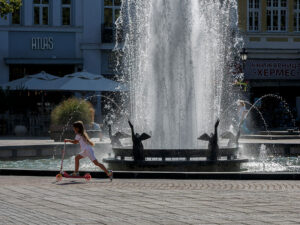 fille-trottinette-fontaine-place-plovdiv-bulgarie