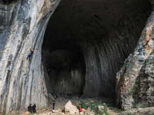 grimpeur-paroi-grotte-prohodna-bulgarie