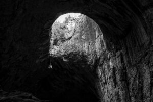 grimpeur-plafond-grotte-prohodna-bulgarie
