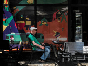 homme-assis-bar-plovdiv-bulgarie