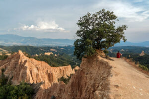 homme-assis-contemple-pyramides-melnik-bulgarie