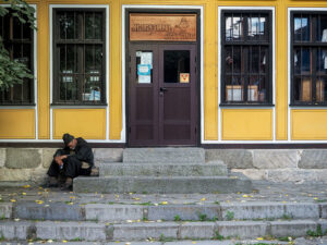 homme-assis-rue-koprivchtitsa-bulgarie