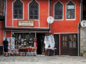 homme-maison-orange-koprivchtitsa-bulgarie