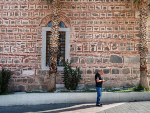 homme-telephone-rue-mosquee-dzhumaya-plovdiv-bulgarie