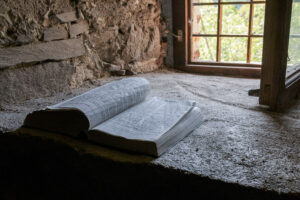 livre-ouvert-interieur-eglise-sainte-marie-petritch-forteresse-assen-bulgarie