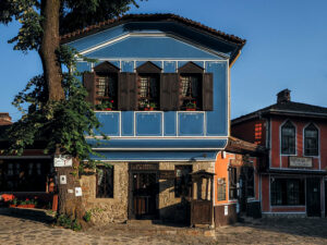 maison-bleue-place-centrale-koprivchtitsa-bulgarie
